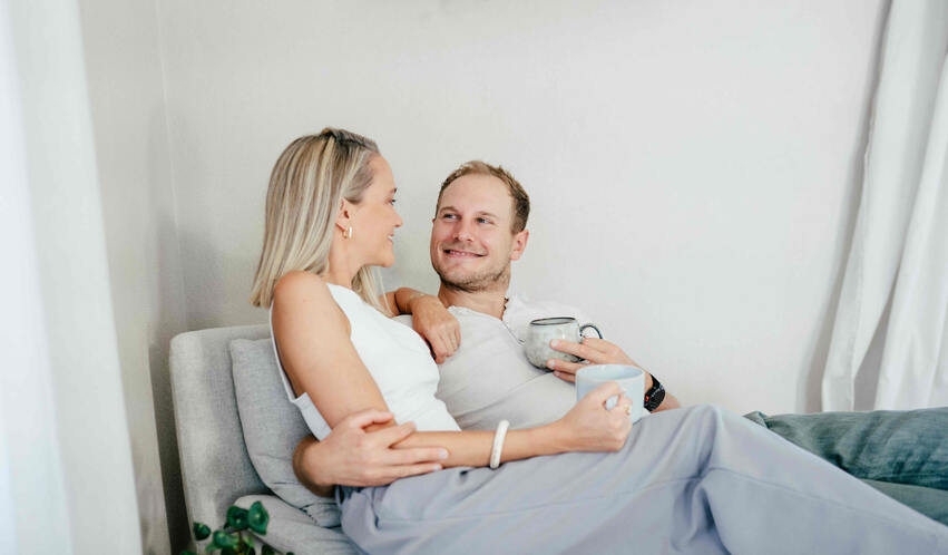 Ein paar auf der Couch liegend