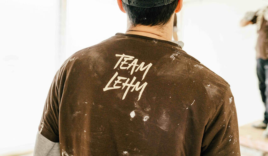 Mitarbeiter mit Shirt und Spruch: Team Lehm