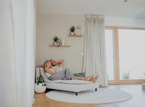 paar genießt auf der couch heiz- und kühldecke von naturbo